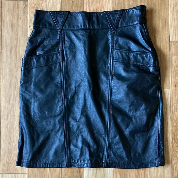 Vintage Black Halden Leather Skirt 15/16 pockets, triangle...